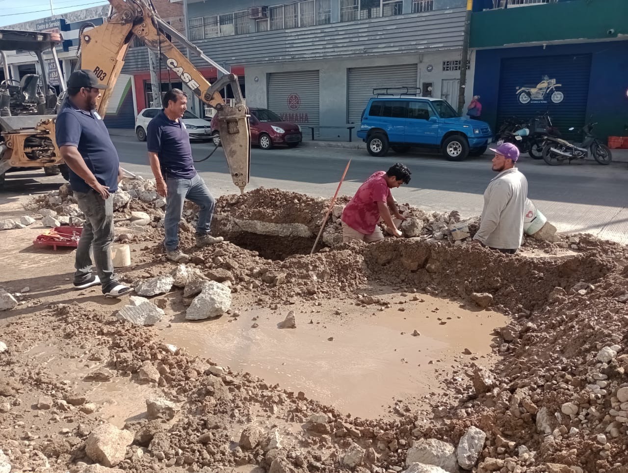 Jumapam trabaja en reparar fuga de agua potable sobre la avenida Gabriel Leyva