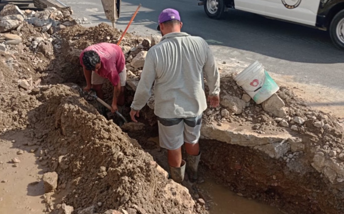 Jumapam trabaja en reparar fuga de agua potable sobre la avenida Gabriel Leyva