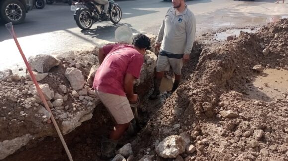 Se extienden trabajos de Jumapam para reparar fuga de agua en la avenida Gabriel Leyva de Mazatlán, Sinaloa