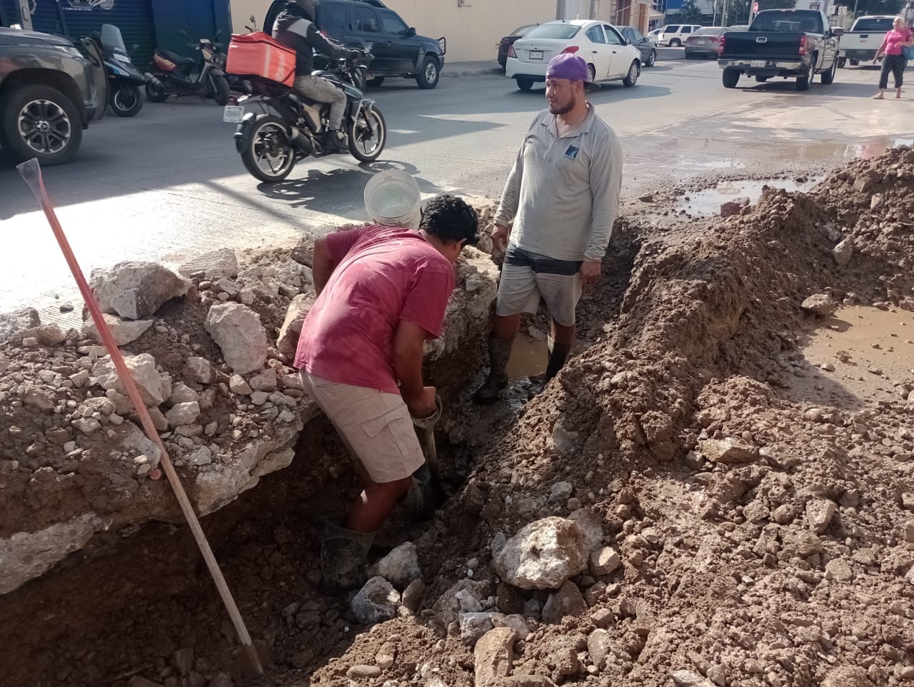 Jumapam trabaja en reparar fuga de agua potable sobre la avenida Gabriel Leyva