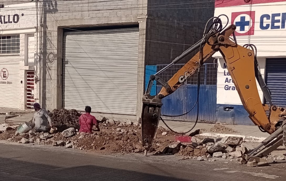 Jumapam trabaja en reparar fuga de agua potable sobre la avenida Gabriel Leyva