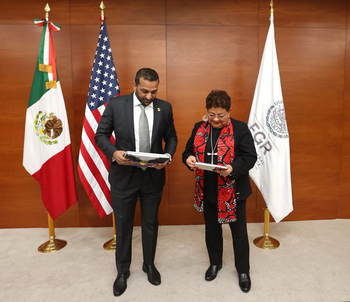 Ernestina Godoy y Kash Patel