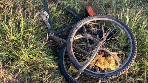 Ciclista resulta lesionado en choque por la calle 100, en Guasave, Sinaloa; el conductor del vehículo se da a la fuga