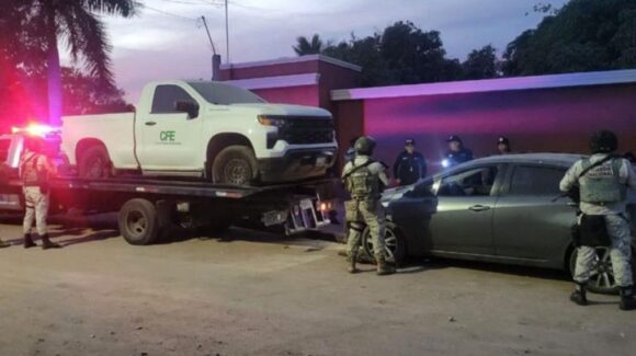 ¡Una camioneta clonada de la CFE! Aseguran inmueble con carros robados y municiones en el ejido Comanito, Culiacán