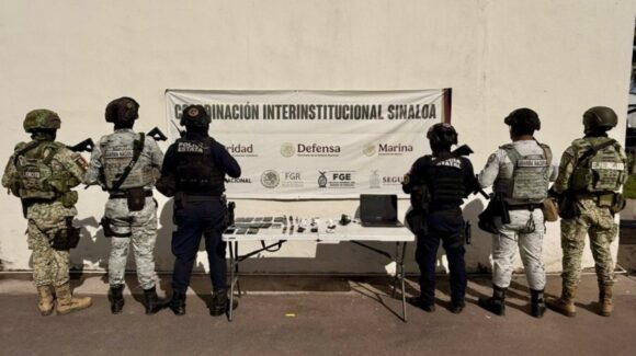 Una laptop, banda ancha y celulares, entre lo encontrado este lunes al interior del Penal de Aguaruto, en Culiacán, Sinaloa