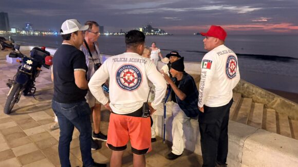 ‘Les agradezco de corazón’ | Atienden a adulto mayor en situación vulnerable en playas de Mazatlán, Sinaloa