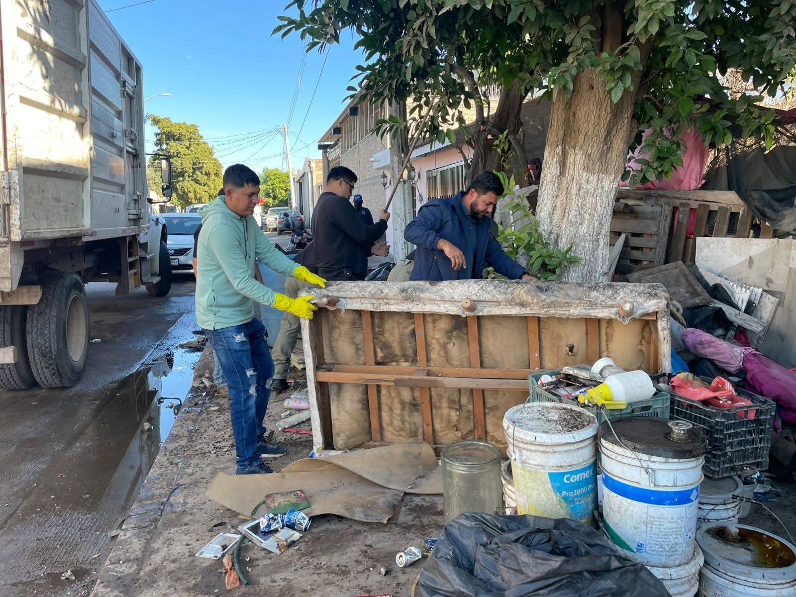 Limpian domicilio y brindan ayuda a mujer postrada en Guasave