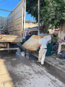 Limpian domicilio y brindan ayuda a mujer postrada en Guasave
