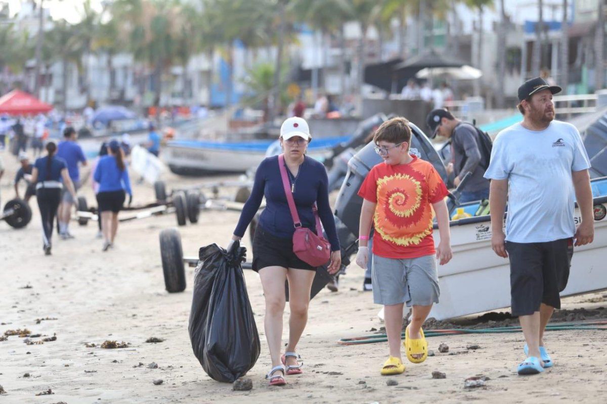 limpieza de playas en Mazatlán