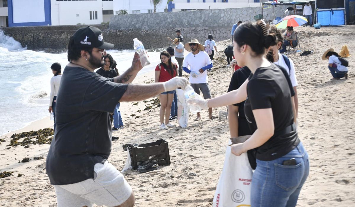 limpieza de playas en Mazatlán