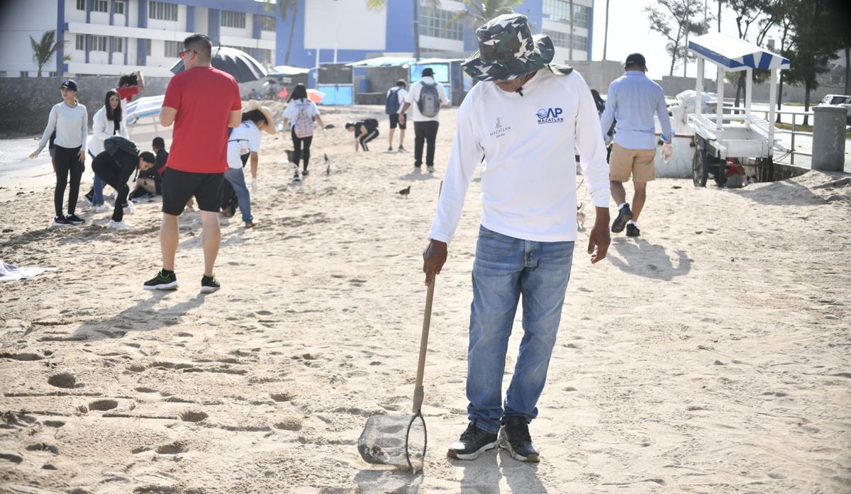 limpieza de playas en Mazatlán