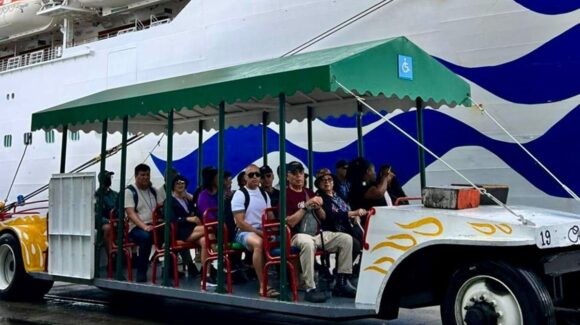 Aún con la lluvia, recibe Mazatlán, Sinaloa, crucero sabatino con 3 mil turistas