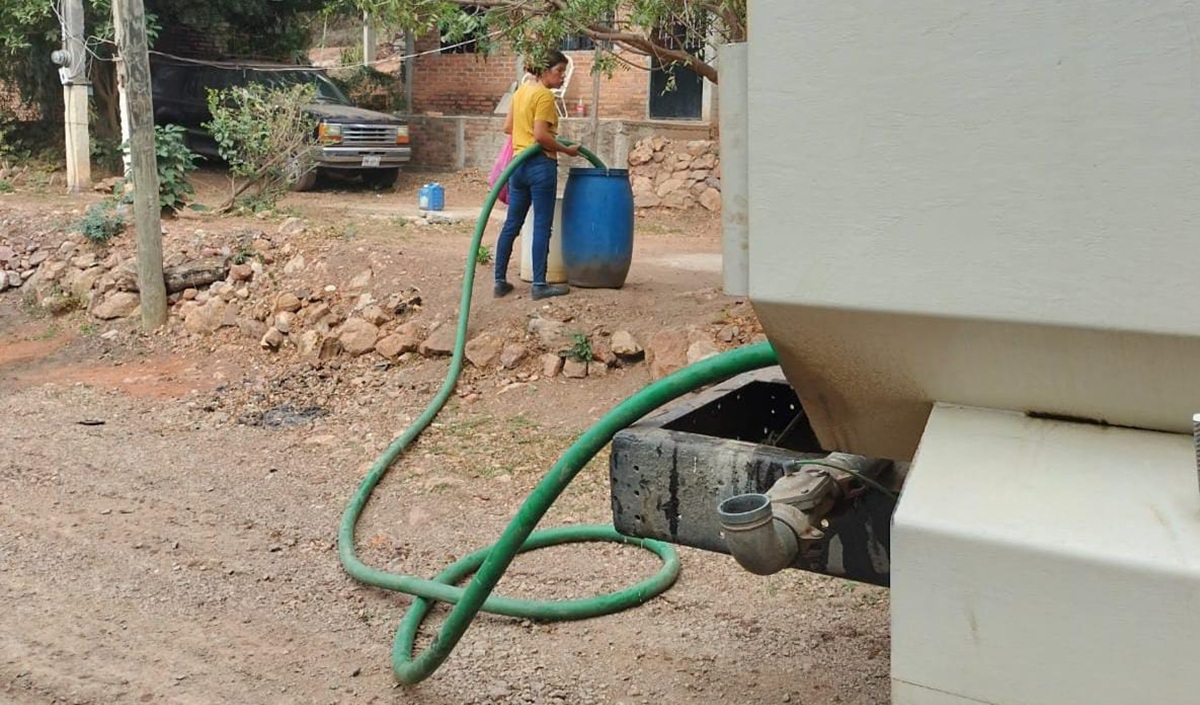 Llevan agua en pipas a zona rural de Mazatlán