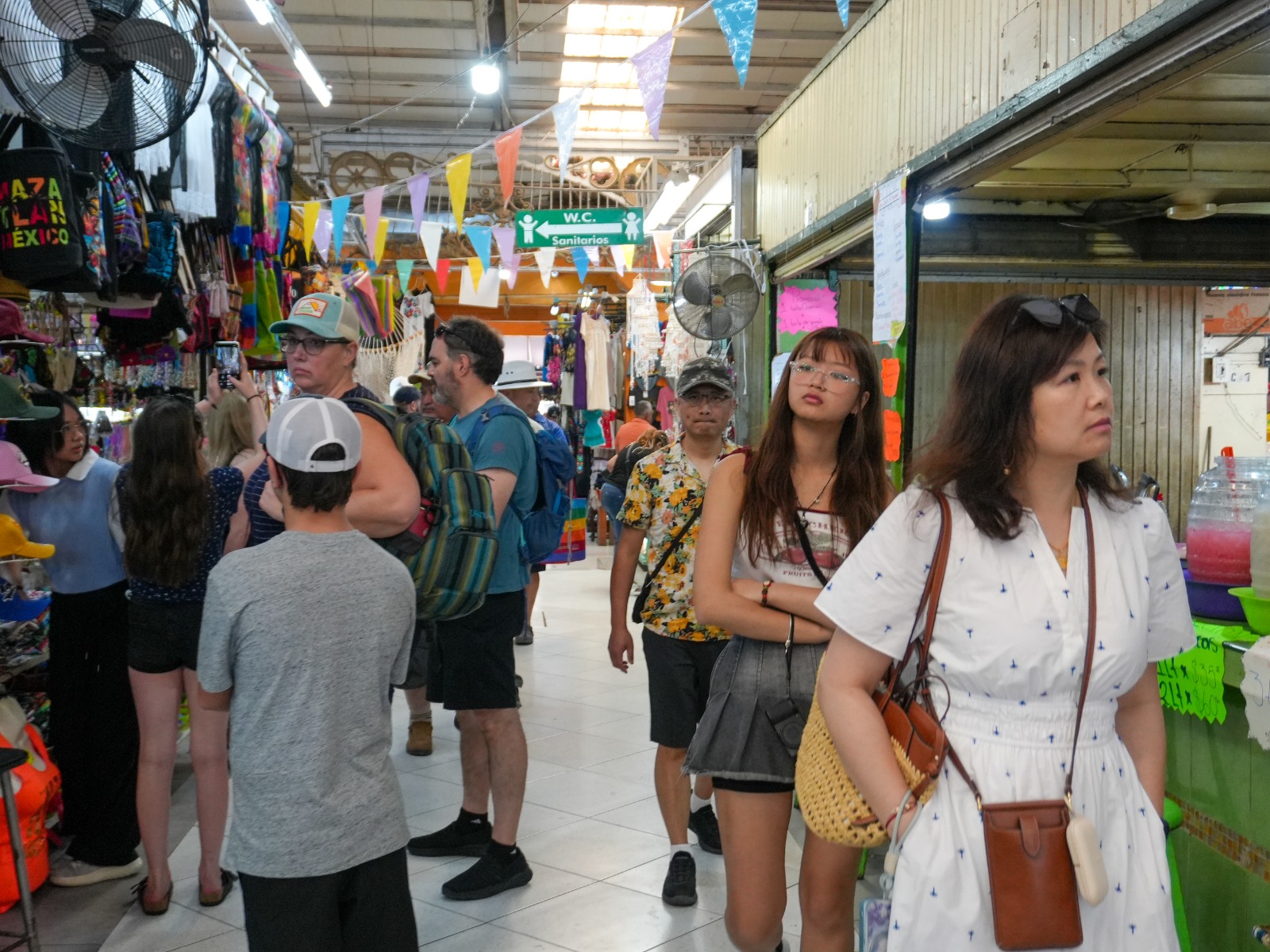 Turistas del crucero Norwegian Bliss llegan a Mazatlán
