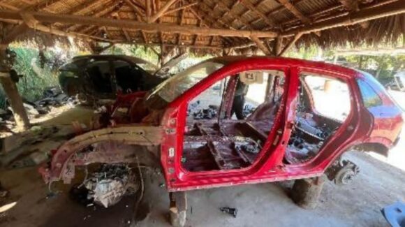 ¡Había vehículos y autopartes! Hallan otro ‘deshuesadero’ de autos en Navolatillo, municipio de Eldorado, en Sinaloa