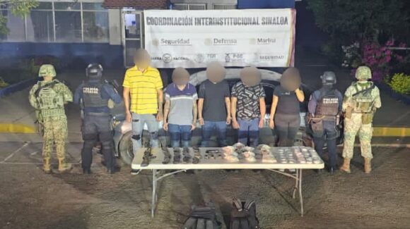 Detienen a cuatro hombres y una mujer con armas en el sector Santa Fe, Culiacán