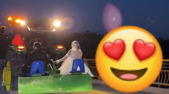 ¡Vivan los novios! Recién casados salen de la iglesia rumbo a su fiesta en un tractor, en Guasave, Sinaloa