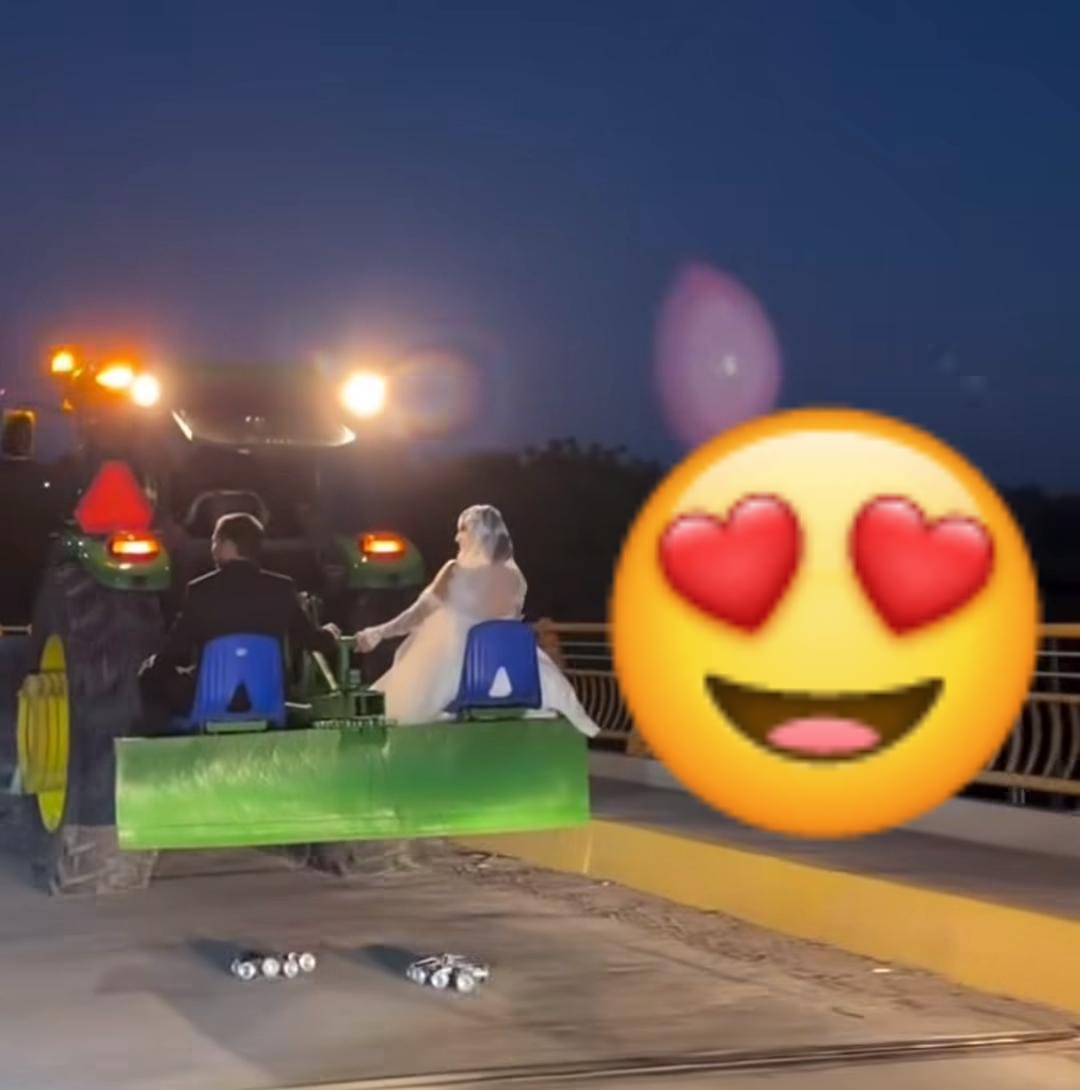 los novios a bordo del tractor