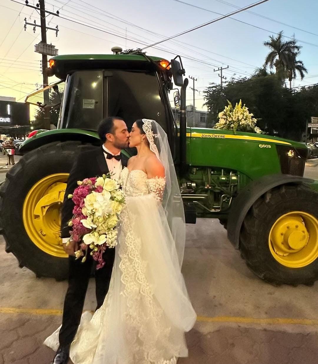 los novios a bordo del tractor
