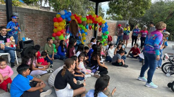 ‘Los Reyes Magos pedalean en Mazatlán, Sinaloa | Fridas en Bici llevan alegría y regalos a niñez de Miravalles