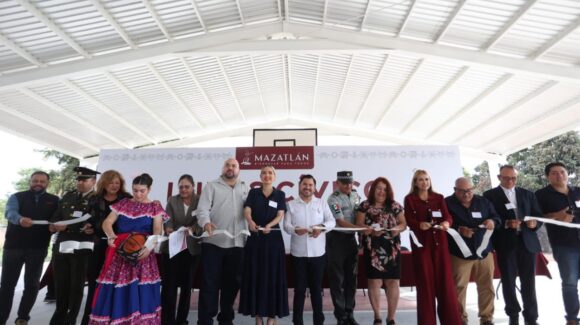 Llevan el “Lunes Cívico” a Siqueros y Gobierno de Mazatlán, Sinaloa, entrega cancha y techumbre a Telesecundaria #65
