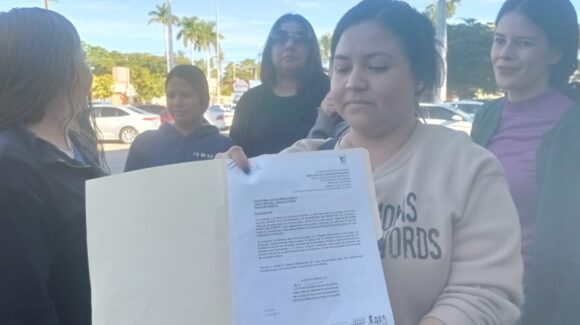 Madres de familia del jardín de niños María Maeztu en Los Mochis, Sinaloa, piden un agente vial para evitar accidentes