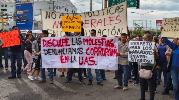Jubilados y trabajadores de la UAS bloquean Ejército Mexicano por adeudos en Mazatlán, Sinaloa