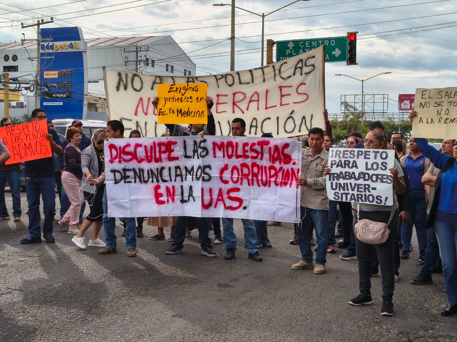 Manifestación de jubilados y trabajadores activos de la UAS en Mazatlán