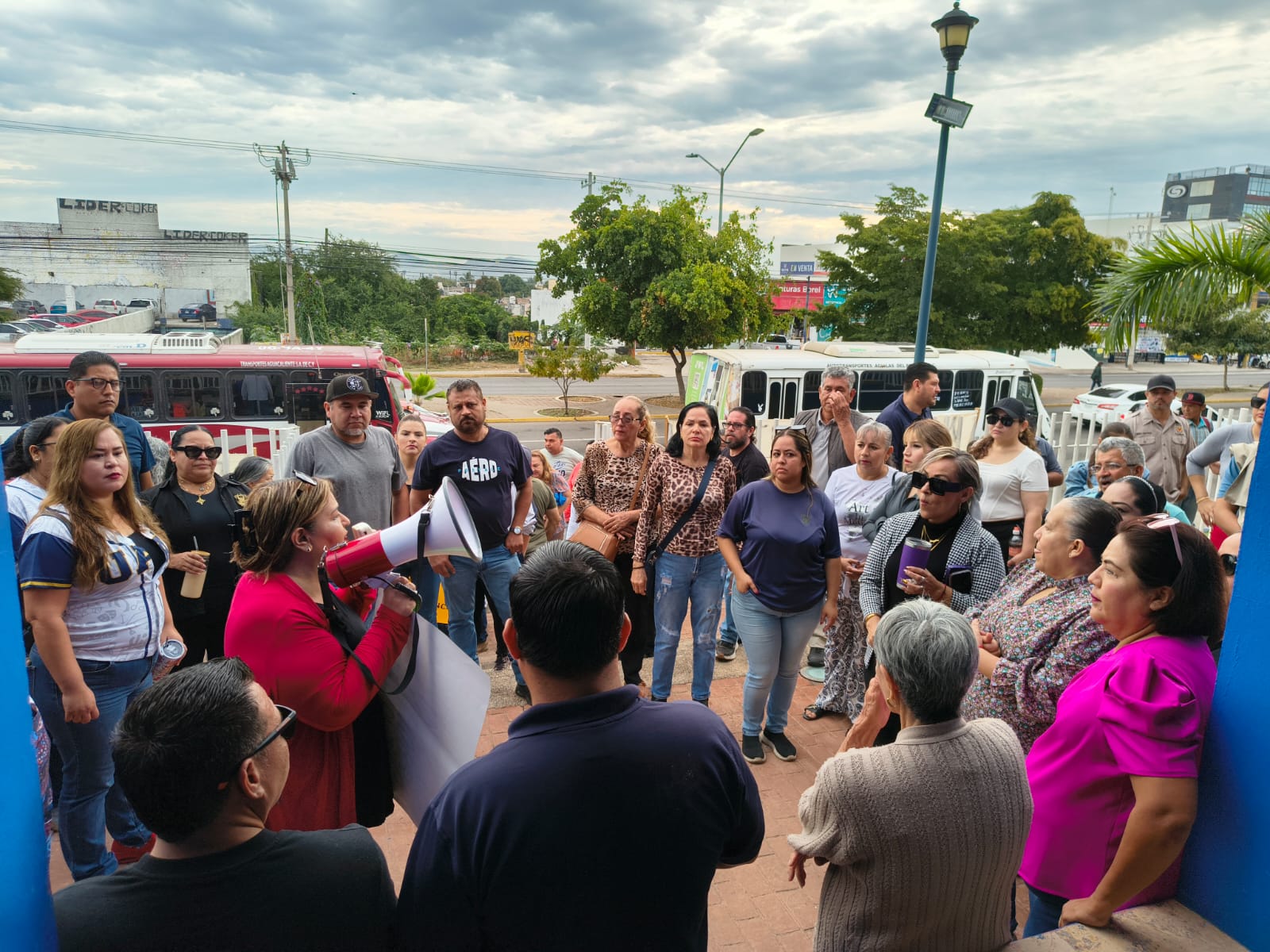 Manifestación de jubilados y trabajadores activos de la UAS en Mazatlán