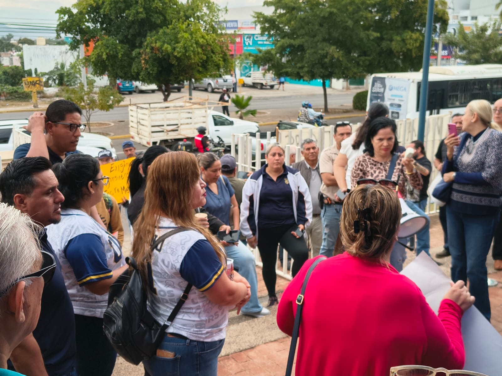 Manifestación de jubilados y trabajadores activos de la UAS en Mazatlán