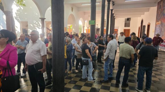 Universitarios acuden a recoger su talón de pago para denunciar penalmente a la UAS por descuentos del fideicomiso