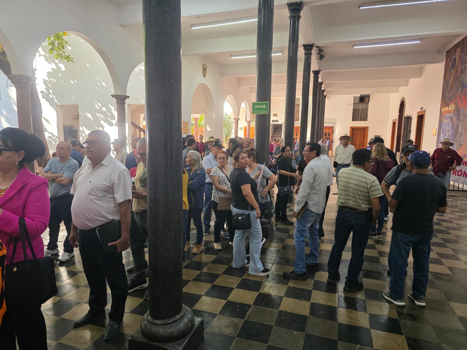 Trabajadores activos y jubilados de la UAS se manifestaron en el Edificio Central de la Casa Rosalina