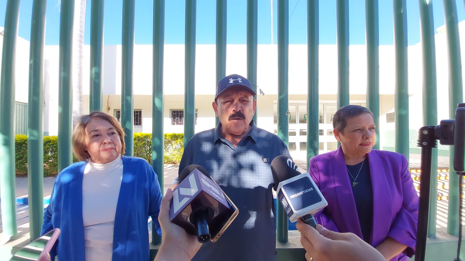 Iliana Moraga Inzunza y Socorro del Carmen Astorga Corona, acompañadas del ciudadano Jesús Alfredo Gaxiola Camacho