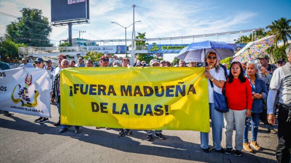 “Fuera Madueña, y a favor de la reingeniería”; De nueva cuenta se manifiestan jubilados de la UAS en el Congreso de Sinaloa