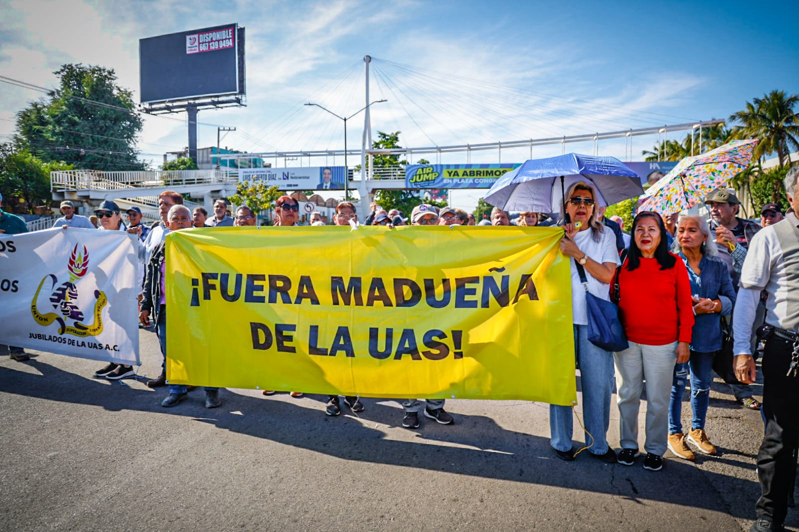 Jubilados y pensionados de la UAS, se manifiestan frente al Congreso del Estado