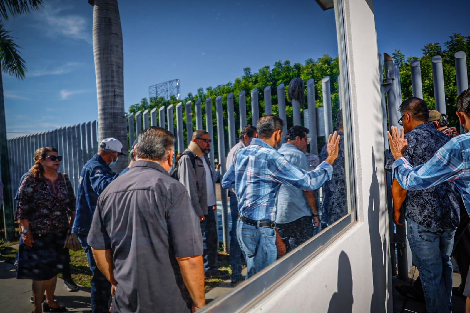 Jubilados y pensionados de la UAS, se manifiestan frente al Congreso del Estado