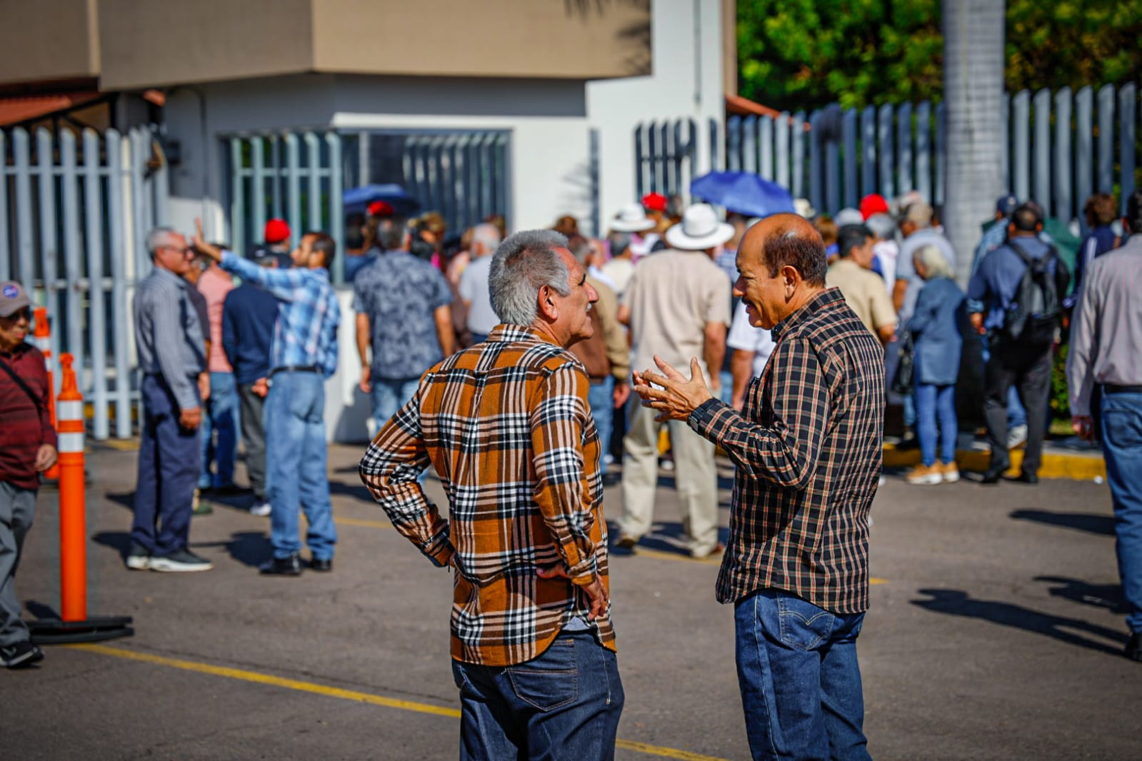 Jubilados y pensionados de la UAS, se manifiestan frente al Congreso del Estado