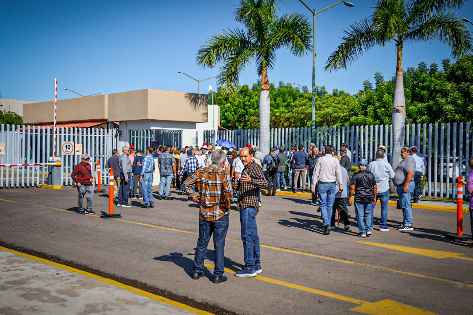 Jubilados y pensionados de la UAS, se manifiestan frente al Congreso del Estado