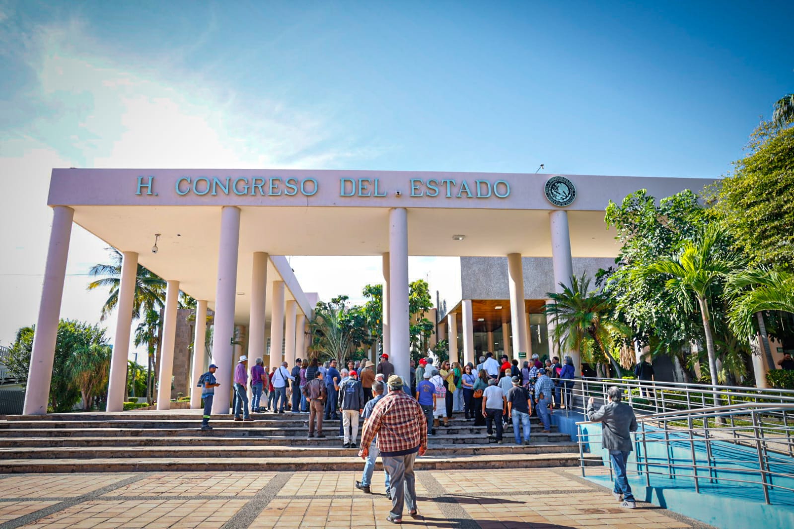 Jubilados y pensionados de la UAS, se manifiestan frente al Congreso del Estado