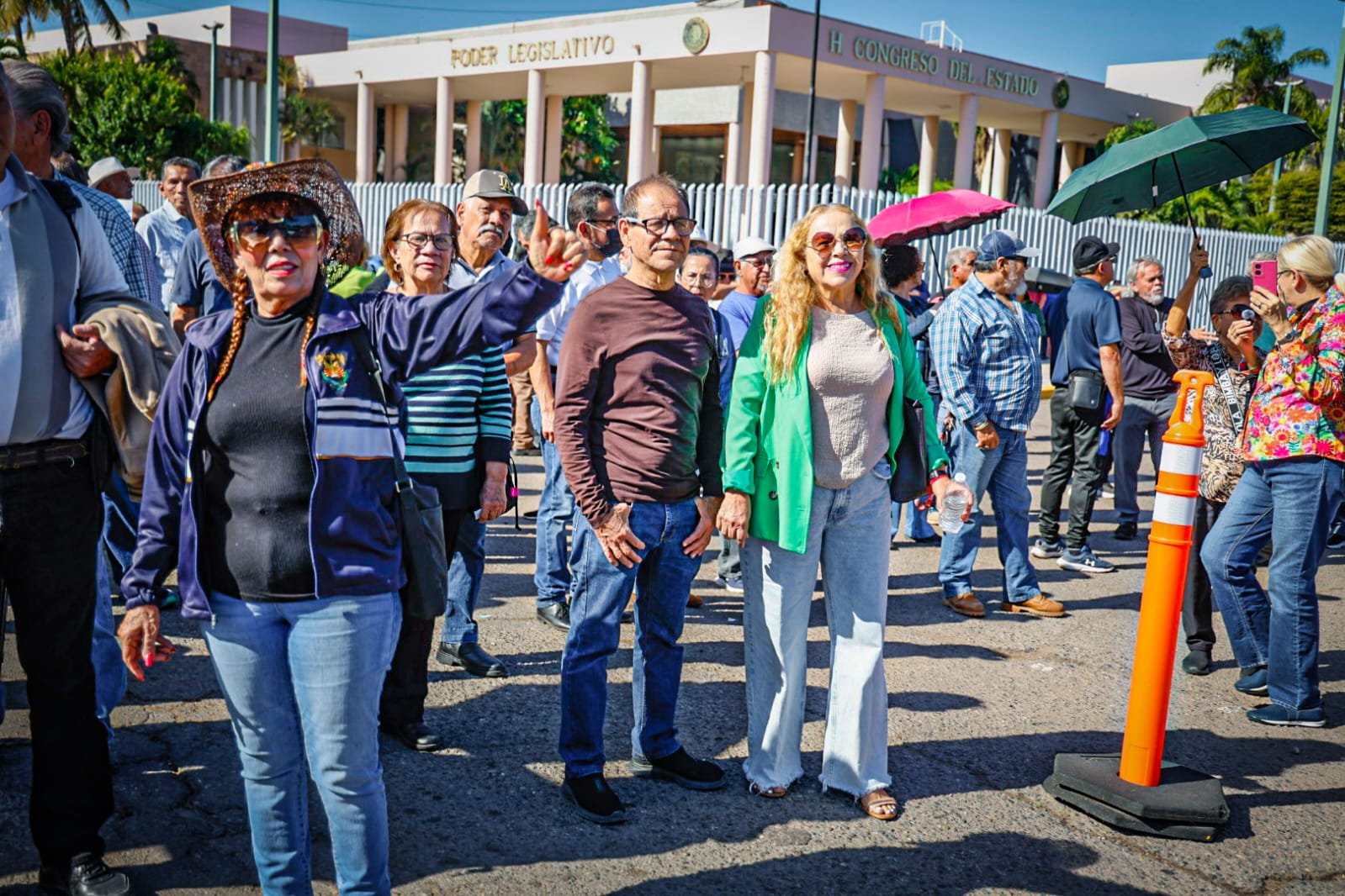 Jubilados y pensionados de la UAS, se manifiestan frente al Congreso del Estado