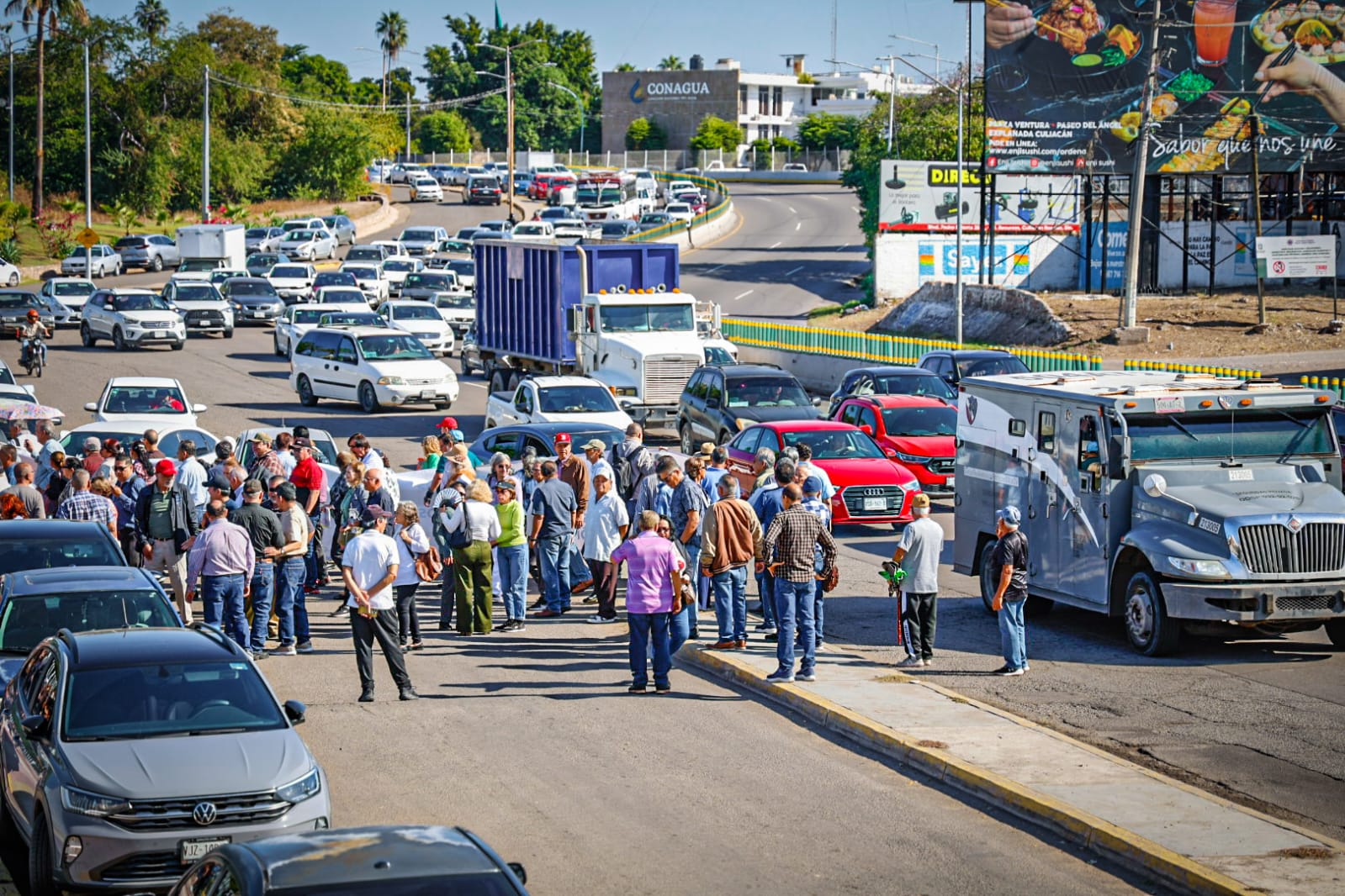 Jubilados y pensionados de la UAS, se manifiestan frente al Congreso del Estado