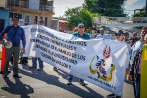 Jubilados y pensionados de la UAS, se manifiestan frente al Congreso del Estado