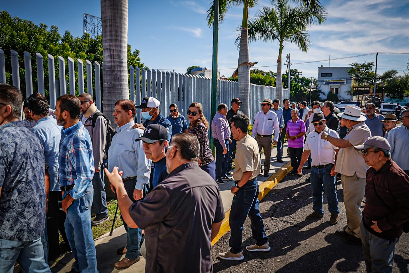 Jubilados y pensionados de la UAS, se manifiestan frente al Congreso del Estado
