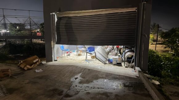 Conductor se impacta contra taller de motos en Villa Unión, Sinaloa, y huye del sitio