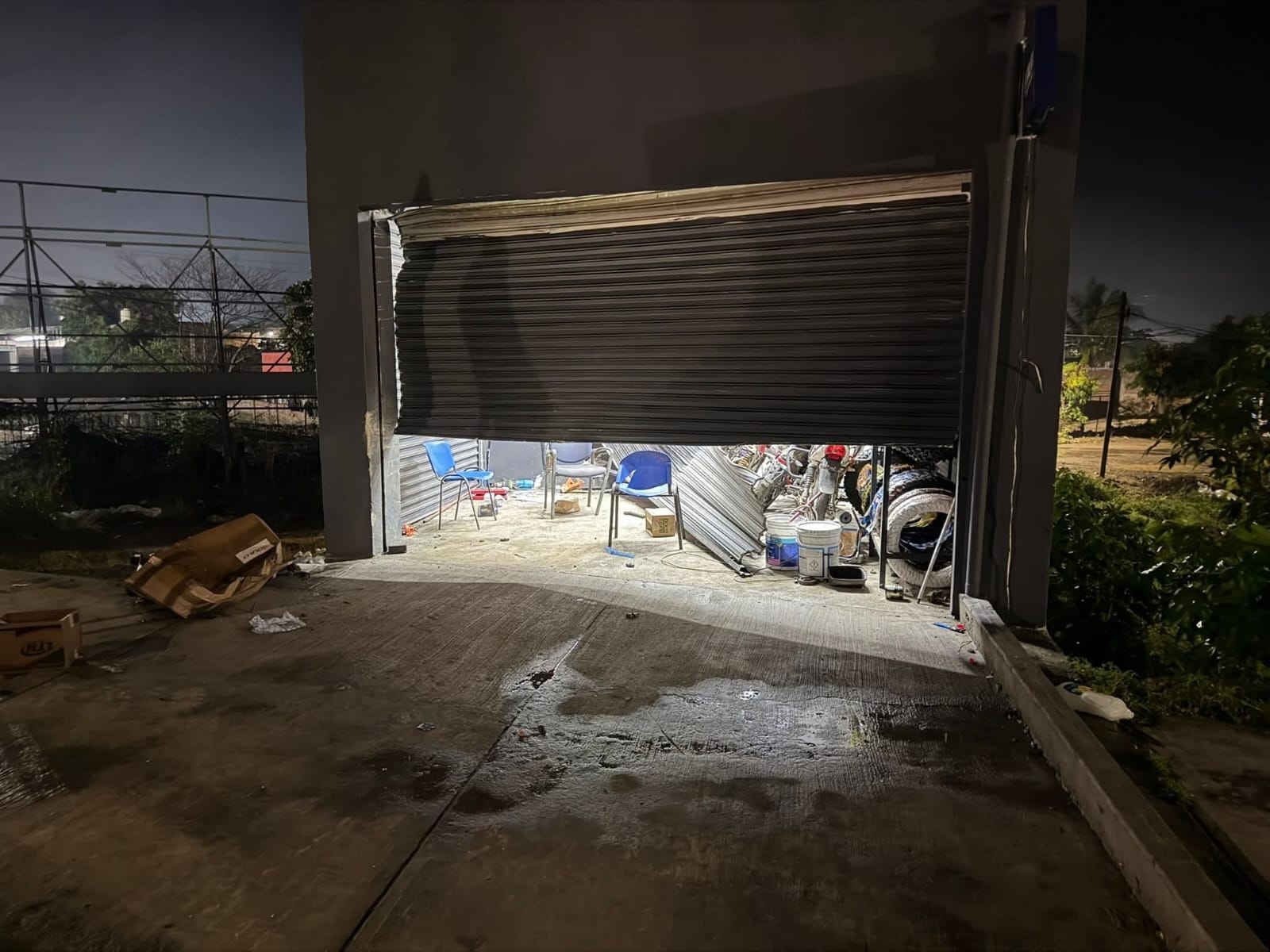 Conductor se impacta contra taller de motos en Villa Unión