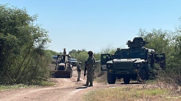 Meten la retroexcavadora: Cuarto día de búsqueda de Rastreadoras de Guasave, Sinaloa en fosas del Dren Burrión