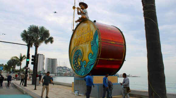 Henry Wilson le pone color y sabor carnavalero al Malecón de Mazatlán, Sinaloa con sus monigotes