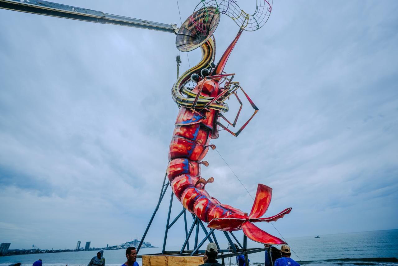Instalan monigotes del Carnaval de Mazatlán