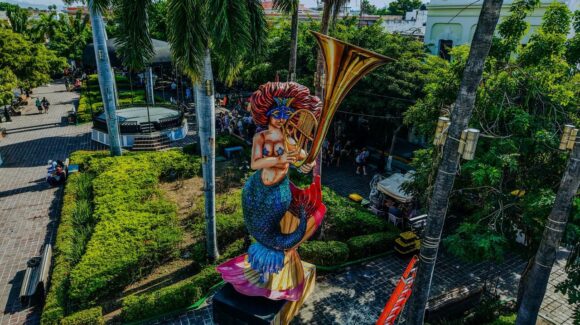 ¡Instalan más! Monigotes carnavaleros transforman el malecón y anuncian la fiesta en Mazatlán, Sinaloa