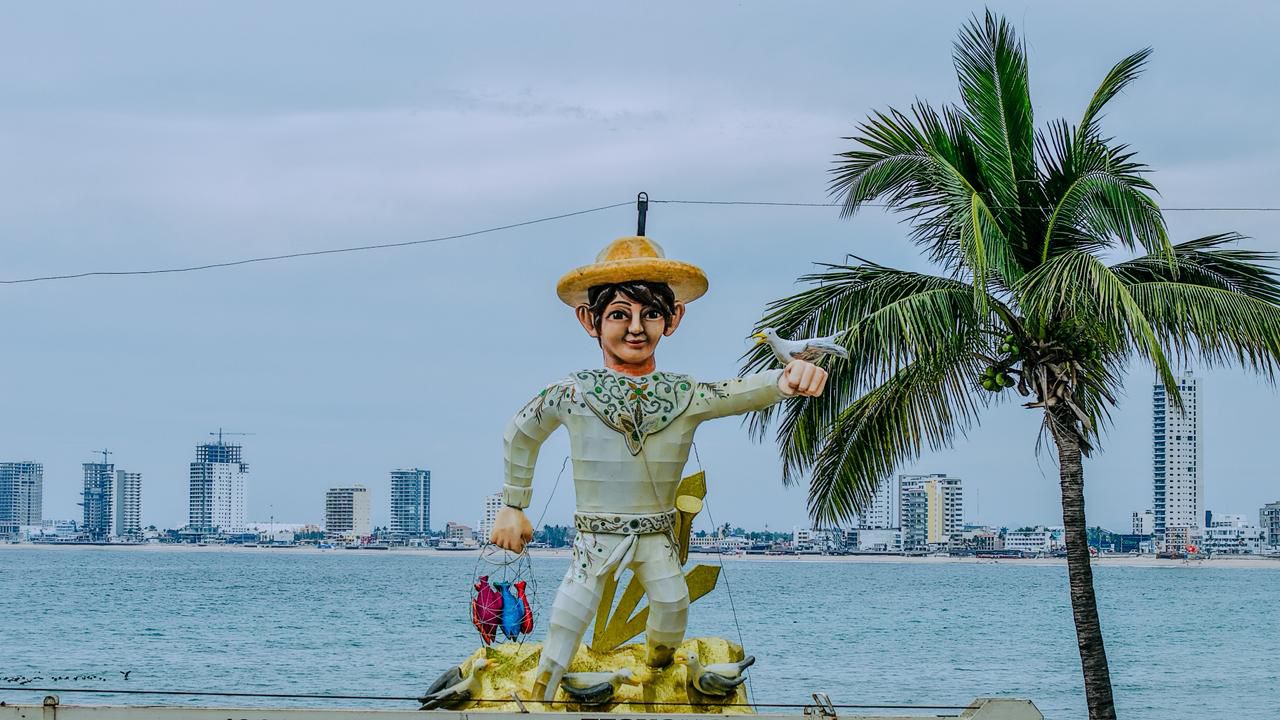 Instalan monigotes del Carnaval de Mazatlán
